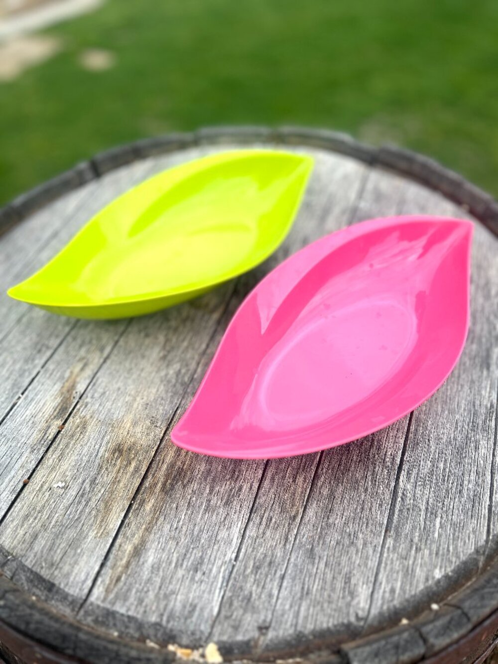 Vintage Neon Melamine Leaf Serving Bowls – Pink & Lime Green Retro Mid-Century S